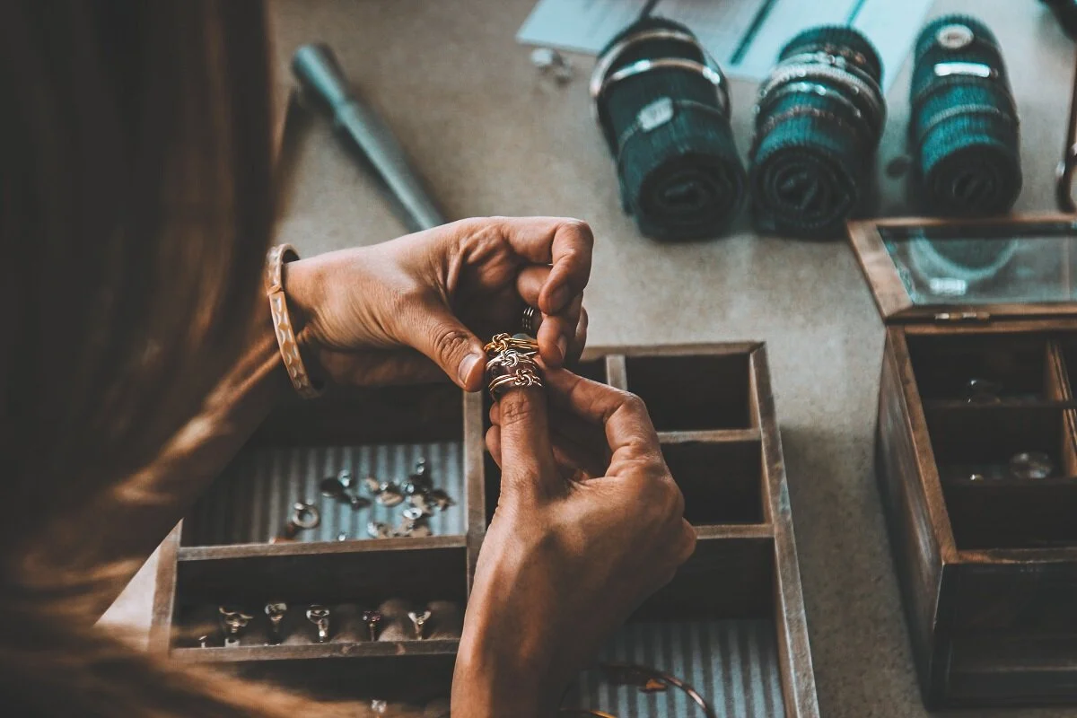 What Items Should You Look for In Jewelry Shop Auctions?
